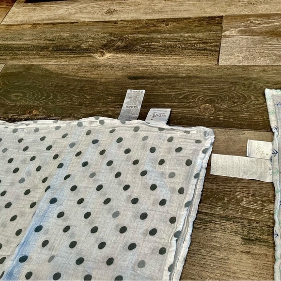 Aden + Anais Swaddle Blankets Leaves/arrows /Spots/Stars Lot of 4 EUC - Picture 4 of 5